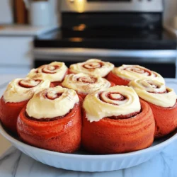 Für die perfekte rote Samt-Zimtschnecken brauchst du diese Hauptzutaten: - 2 Tassen Weizenmehl - 1 Esslöffel ungesüßtes Kakaopulver - 1 Teelöffel Backpulver - 1/2 Teelöffel Natron - 1/4 Teelöffel Salz - 1/2 Tasse Zucker - 1/2 Tasse Vollmilch, leicht erwärmt - 1/4 Tasse ungesalzene Butter, geschmolzen - 1 großes Ei - 2 Esslöffel rote Lebensmittelfarbe - 1 Teelöffel Vanilleextrakt Diese Zutaten sind die Basis deiner Schnecken. Achte darauf, frische Zutaten zu nutzen. Das macht einen großen Unterschied im Geschmack. Die Füllung und das Frosting machen die Schnecken besonders lecker. Hier sind die Zutaten dafür: - Füllung: - 1/3 Tasse brauner Zucker, fest gepackt - 2 Esslöffel Zimt - 1/4 Tasse ungesalzene Butter, weich - Frischkäse-Frosting: - 4 Unzen Frischkäse, weich - 1/4 Tasse ungesalzene Butter, weich - 1 Tasse Puderzucker - 1 Teelöffel Vanilleextrakt - 1 Esslöffel Milch (falls benötigt) Die Füllung gibt den Zimtschnecken ihren tollen Geschmack. Das Frosting macht sie schön und süß. Die Qualität der Zutaten ist sehr wichtig. Hier sind einige Tipps: - Mehl: Benutze hochwertiges Weizenmehl. Das sorgt für den besten Teig. - Butter: Achte darauf, ungesalzene Butter zu verwenden. So kannst du die Salzmenge besser steuern. - Eier: Frische Eier geben dem Teig mehr Struktur. - Zucker: Brauner Zucker sorgt für einen reicheren Geschmack in der Füllung. - Lebensmittelfarbe: Verwende Gel-Farbe für einen besseren Farbton und weniger Flüssigkeit im Teig. Wenn du diese Tipps befolgst, wird dein Rezept ein großer Erfolg. Für die genauen Mengen und Schritte schau dir das Full Recipe an. Zuerst vermische ich in einer großen Schüssel das Weizenmehl, das Kakaopulver, das Backpulver, das Natron, das Salz und den Zucker. Ich rühre alles gut um, bis es gleichmäßig aussieht. In einer anderen Schüssel verquirle ich die warme Milch, die geschmolzene Butter, das Ei, die rote Lebensmittelfarbe und den Vanilleextrakt. Diese Mischung sollte gut verbunden sein. Dann gieße ich die flüssigen Zutaten in die trockenen. Ich rühre, bis ein leicht klebriger Teig entsteht. Wenn der Teig zu klebrig ist, gebe ich etwas mehr Mehl hinzu. Während der Teig geht, mische ich den braunen Zucker und den Zimt in einer kleinen Schüssel. Nach etwa einer Stunde drücke ich den Teig herunter und rolle ihn auf eine Fläche von etwa 0,6 cm aus. Ich verteile die weiche Butter gleichmäßig darauf. Dann streue ich die Zimtzucker-Mischung darüber. Jetzt beginne ich an einer langen Seite und rolle den Teig vorsichtig auf. Ich achte darauf, dass er eng gewickelt ist. Danach schneide ich den aufgerollten Teig in 12 gleich große Stücke. Ich lege die Schnecken in eine gefettete Backform und decke sie mit einem Tuch ab. Dann lasse ich sie etwa 30 Minuten gehen. In der Zwischenzeit heize ich den Ofen auf 175°C vor. Nach der zweiten Gehzeit backe ich die Schnecken für etwa 20 bis 25 Minuten. Sie sollten leicht goldbraun sein. Nach dem Backen lasse ich sie kurz abkühlen. Dann bereite ich das Frischkäse-Frosting zu und verteile es großzügig über die warmen Schnecken. Die Rote Samt-Zimtschnecken sind jetzt bereit zum Genießen! Um die perfekte Konsistenz des Teigs zu erreichen, achte darauf, die Zutaten genau abzuwiegen. Der Teig sollte leicht klebrig, aber gut handhabbar sein. Falls du beim Kneten das Gefühl hast, dass der Teig zu klebrig ist, füge nach und nach etwas mehr Mehl hinzu. Knete den Teig etwa fünf Minuten lang auf einer leicht bemehlten Fläche. So wird er schön glatt und elastisch. Die richtigen Backzeiten und Temperaturen sind entscheidend. Heize deinen Ofen auf 175°C vor und achte darauf, die Schnecken 20 bis 25 Minuten zu backen. Sie sind fertig, wenn sie leicht goldbraun sind. Wenn du sie zu lange backst, können sie trocken werden. Ein guter Tipp ist, die Schnecken nach 20 Minuten im Ofen zu überprüfen. Die Präsentation macht viel aus. Serviere die Rote Samt-Zimtschnecken warm auf einem schönen Teller. Verteile großzügig das Frischkäse-Frosting darüber. Du kannst die Schnecken mit einer Prise Kakaopulver oder essbarem Goldblatt dekorieren. So schaffst du eine elegante Note, die deine Gäste beeindrucken wird. Du kannst auch frische Beeren oder Minzblätter hinzufügen, um einen Farbakzent zu setzen. {{image_4}} Wenn Sie glutenfrei backen möchten, gibt es gute Alternativen. Verwenden Sie glutenfreies Mehl. Achten Sie darauf, eine Mischung zu wählen, die für Hefe geeignet ist. Diese Mehle enthalten oft Xanthan oder Guarkernmehl. Diese Zutaten helfen, die richtige Konsistenz zu erreichen. Der Teig muss eventuell etwas länger gehen, um die beste Textur zu bekommen. Experimentieren Sie mit verschiedenen Marken, um die beste Option für Ihren Geschmack zu finden. Die Füllung ist der Schlüssel zu köstlichen Rote Samt-Zimtschnecken. Zimt ist klassisch, aber Sie können kreativ werden! Probieren Sie verschiedene Zutaten wie Nüsse oder Schokolade. Gehackte Walnüsse oder Pekannüsse geben einen tollen Crunch. Für Schokoladenliebhaber können Sie Schokoladenstückchen hinzufügen. Auch eine Mischung aus Zimt, Muskatnuss und Vanille bringt eine neue Note. Lassen Sie Ihrer Fantasie freien Lauf und passen Sie die Füllung an Ihre Vorlieben an. Das Frischkäse-Frosting ist beliebt, aber es gibt viele andere köstliche Optionen. Eine einfache Glasur aus Puderzucker und Zitronensaft kann erfrischend sein. Für Schokoladenfans ist ein Schokoladenfrosting eine tolle Wahl. Kombinieren Sie Kakaopulver mit Butter und Puderzucker für einen reichhaltigen Geschmack. Auch ein Sahnefrosting bietet eine leichte, luftige Textur. Experimentieren Sie, um das perfekte Frosting für Ihre Rote Samt-Zimtschnecken zu finden. Probieren Sie die verschiedenen Varianten im [Full Recipe], um die beste Kombination zu entdecken! Um die rote samtige Zimtschnecken frisch zu halten, lege sie in einen luftdichten Behälter. So bleibt ihr Geschmack erhalten. Du kannst sie auch in Frischhaltefolie einwickeln. Das schützt sie vor dem Austrocknen. Wenn du sie länger aufbewahren möchtest, friere sie ein. Lege die Schnecken in einen gefrierfesten Behälter oder einen Gefrierbeutel. Achte darauf, die Luft so gut wie möglich zu entfernen. So bleiben sie bis zu drei Monate frisch. Um die Zimtschnecken aufzuwärmen, heize den Ofen auf 150 Grad Celsius vor. Lege die Schnecken auf ein Backblech und decke sie mit Alufolie ab. So werden sie gleichmäßig warm, ohne zu trocken zu werden. Backe sie etwa 10 bis 15 Minuten. Du kannst sie auch in der Mikrowelle aufwärmen. Stelle die Mikrowelle auf mittlere Leistung und erwärme sie für 20 bis 30 Sekunden. Achte darauf, nicht zu lange zu erhitzen, sonst werden sie hart. Die Zimtschnecken sind im Kühlschrank etwa 4 bis 5 Tage haltbar. Achte darauf, sie gut verpackt aufzubewahren. Wenn du sie einfrierst, sind sie bis zu drei Monate haltbar. Achte darauf, sie gut einzupacken, um Frostschäden zu vermeiden. Vor dem Servieren kannst du die gefrorenen Schnecken einfach über Nacht im Kühlschrank auftauen. So sind sie am nächsten Tag wieder lecker und frisch. Für die besten Ergebnisse, genieße sie innerhalb der ersten Wochen nach dem Backen. Guten Appetit! Um perfekten Zimtzucker zu machen, mische einfach braunen Zucker und Zimt. Verwende ein Verhältnis von 1:2, also einen Teil Zimt zu zwei Teilen Zucker. Rühre die Mischung gut um, bis alles gleichmäßig verteilt ist. Du kannst auch eine Prise Muskatnuss hinzufügen, um den Geschmack zu verfeinern. Dieser Zimtzucker ist die geheime Zutat für unsere Rote Samt-Zimtschnecken und macht sie unwiderstehlich lecker. Ja, du kannst einige Zutaten ersetzen. Wenn du kein Weizenmehl hast, nutze einfach Mandel- oder Kokosmehl. Für eine milchfreie Version kannst du pflanzliche Milch verwenden. Du kannst auch die Butter durch Margarine ersetzen. Achte darauf, dass du die Menge an Flüssigkeit anpasst, falls du andere Mehle verwendest. So bleibt der Teig schön geschmeidig. Für die Rote Samt-Zimtschnecken brauchst du einige einfache Küchenutensilien: - Eine große Rührschüssel - Eine separate Schüssel zum Mischen der flüssigen Zutaten - Ein Nudelholz zum Ausrollen des Teigs - Ein scharfes Messer oder einen Teigschneider zum Schneiden der Rollen - Eine gefettete Backform oder ein Backblech - Ein Handmixer oder eine Rührschüssel für das Frosting Mit diesem Equipment bist du bestens ausgestattet, um die köstlichen Zimtschnecken zu backen. Für die Anleitung kannst du auch die Full Recipe ansehen. Die roten Samt-Zimtschnecken sind eine köstliche Leckerei, die dank hochwertiger Zutaten und einfacher Schritte schnell gelingt. Wir haben über die besten Inhaltsstoffe, die Zubereitung und hilfreiche Tipps gesprochen. Variationen bieten Optionen für alle Geschmacksvorlieben. Wenn du sie gut aufbewahrst, bleiben sie frisch. Experimentiere mit deinem Rezept und finde deine Lieblingsversion. Zimtschnecken sind nicht nur ein Genuss, sie bringen Freude in jedes Zuhause. Viel Spaß beim Backen!